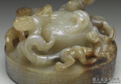 图片[2]-Jade sword pommel with animal pattern, early to mid-Western Han dynasty (206-74 BCE)-China Archive